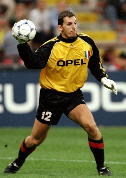 萨博尼斯双 萨博尼斯双